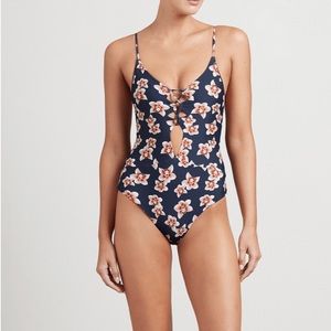 Acacia Kokomo size small in lsle